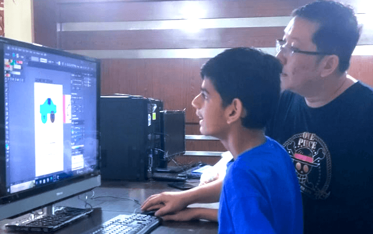 Siswa belajar desain grafis di Creativo School Surabaya